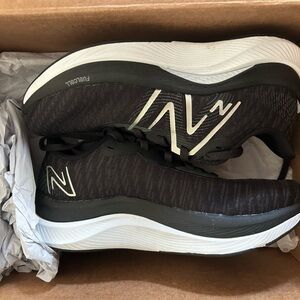 New Balance Black and White Athletic Shoes Sleek Design